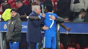 Mourinho com Vinícius Júnior durante a polémica com Prestianni