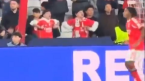 Rio Ferdinand partilha imagens de adeptos do Benfica a imitar macacos