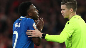 Vinícius com o árbitro do Real Madrid-Benfica