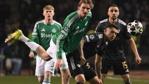 Momento do jogo entre o Qarabag-Newcastle