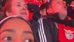 «Dispenso legenda»: jovem mostra adepto do Benfica a fazer sons de macaco nas bancadas da Luz