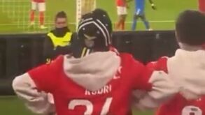 O momento em que jovens adeptos do Benfica provocam Vinícius Jr. com gestos de macaco
