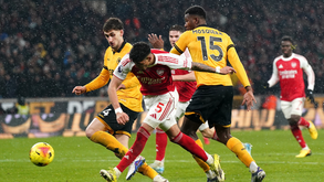 Noite de surpresas também na Premier League: Arsenal empata em casa do Wolves