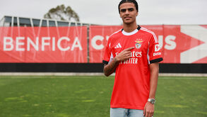 Paulo Souza assina contrato profissional