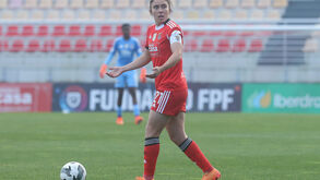 Pauleta, jogadora do Benfica, cumpre ritual diário de cuidados com a pele