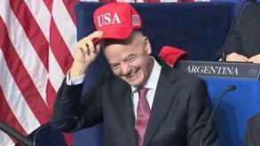 Infantino usa boné dos EUA oferecido por Trump e gera polémica