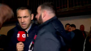 O momento em que jornalista da CMTV é alvo de insultos e injúrias por parte de adeptos do Benfica