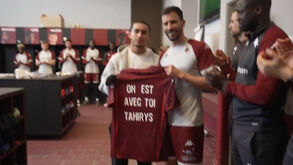 Jogador do Metz que ficou ferido no incêndio em bar na Suíça aplaudido pelos colegas no centro de teinos