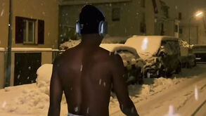 Nicolas Jackson ignora o frio: avançado do Bayern passeia na neve... de gorro e calções