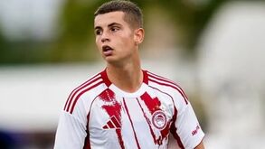 Paris SG observa Mouzakitis, médio grego de 19 anos