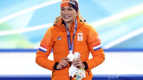 Jutta Leerdam com medalha de prata ganha nos Jogos de Inverno