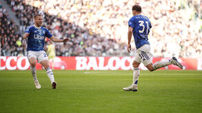 Mergim Vojvoda marca o primeiro do Como em Turim, frente à Juventus