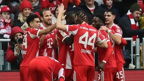 Jogadores do Bayern Munique festejam após novo golo de Harry Kane