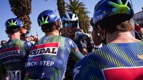 Paul Magnier festeja com os colegas