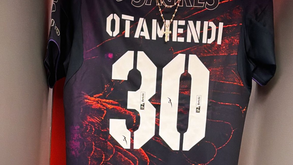 Otamendi mostra o equipamento que o Benfica vai estrear esta tarde