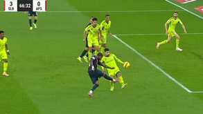 Benfica pediu penálti neste lance com Lopes Cabral: VAR analisou as imagens e árbitro mandou seguir