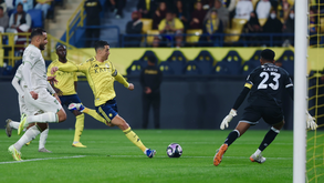 O momento em que Cristiano Ronaldo rematou para o golo frente ao Al Hazem