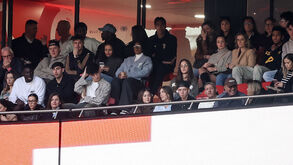 Prestianni na bancada a assistir ao Benfica-AVS