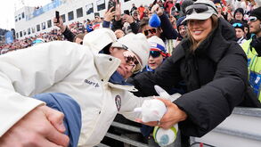 Os sacrifícios de um recordista olímpico: Johannes Klaebo esteve 2 meses sem beijar a sua noiva