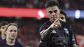 Enzo Barrenechea festeja golo frente ao AVS SAD