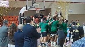 O momento em que o Sporting ergue a Taça de Portugal de basquetebol