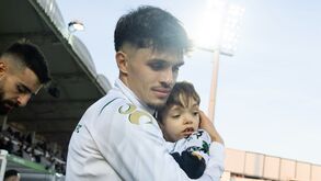 Dinis Pinto com o pequeno Salvador