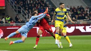 O momento em que Loftus-Cheek chocou violentamente contra o guarda-redes do Parma