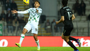 Yan Lincon em ação no jogo com o Sporting