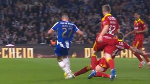 Lance polémico no final da 1.ª parte: FC Porto pediu penálti sobre Deniz Gül, mas nada foi assinalado