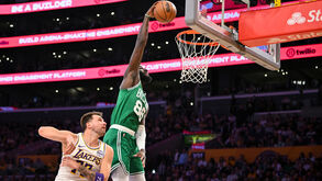 Neemias Queta em ação frente aos os Angeles Lakers