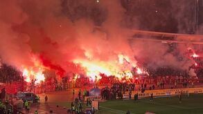 Impressionante: adeptos do Partizan não perdoam derrota na casa do Estrela Vermelha e deixam estádio em chamas