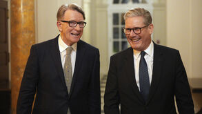 Ficheiros Epstein: embaixador Peter Mandelson detido no Reino Unido