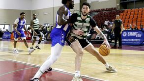 Brandon Johns em duelo com Javian Davis