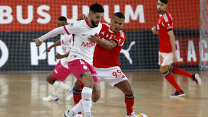 Os jogadores em ação durante o dérbi entre Benfica e Sporting