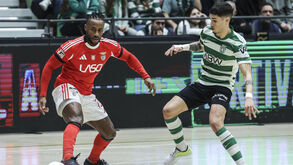 Os jogadores em ação durante o dérbi entre Benfica e Sporting