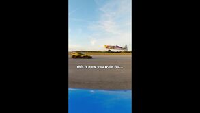 Piloto da Red Bull aterra em cima de comboio 'ajudado' por dois Rimac Nevera