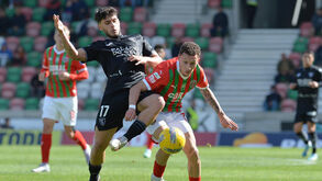 Nils Mortimer regressa aos relvados com impacto imediato