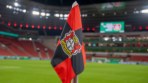 Bandeirola de canto com o logo do Bayer Leverkusen