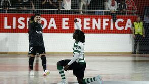 Zicky Té faz gesto antirracismo