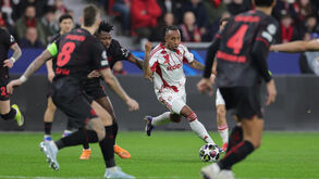 Os jogadores de Bayer Leverkusen e Olympiacos em ação