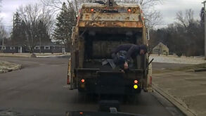 O momento em que suspeito que fugia à polícia é apanhado num caixote do lixo