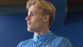 Froholdt arrisca no português em dia especial