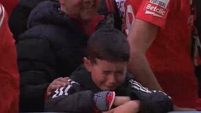 «Tive muito medo»: jovem adepto do Benfica em lágrimas e aterrorizado com confrontos junto ao Bernabéu