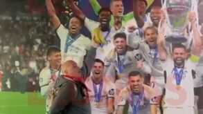 Adepto com cachecol do Benfica coloca bananas por cima de imagem de Vinícius Júnior