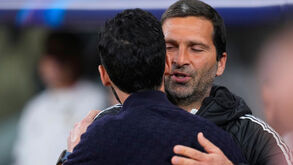 João Tralhão cumprimenta Arbeloa antes do Real Madrid-Benfica