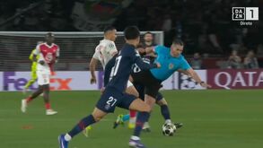 Neves reclama após choque caricato com o árbitro no jogo PSG - Monaco.
