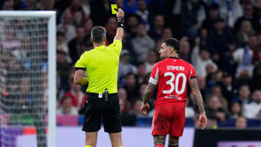 Slavko Vincic mostra cartão amarelo a Otamendi durante o Real Madrid-Benfica