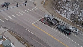 Cratera 'engole' dois carros numa rua do Nebraska 