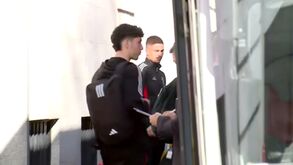 Prestianni depois de... Rui Costa: as imagens da saída do Benfica do hotel em Madrid