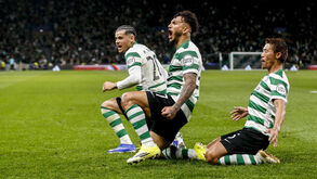 GARRA. Luis Suárez festeja com Maxi Araújo e Morita